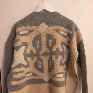  - Dagmar tröja Nyskick!! Passar XS-L då den är oversized.nypris 2500:-.