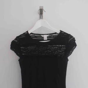  - Jättefin t-shirt med spets som passar till vad som helst! Hör av er om ni har frågor 