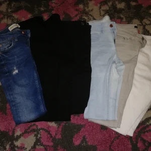  - Säljer 7 par byxor som inte passar mig längre, byxorna är olika storlekar men passar den som bär XS. säljer varje för 50kr/st eller alla för 300:- priset kan eventuellt diskuteras vid snabb affär. Vita byxor storlek 34 har en fläck (finns bild) (H&M) Beiga byxor storlek XS (Bikbok) Ljusblå byxor storlek xxs (Cubus) Svarta byxor med dragkedja bak storlek 34 (H&M) Två svarta byxor i ankellängd med dragkedja i midjan storlek 34 (H&M) Slitna jeans från Gina Tricot storlek 24/32 Skriv för mer info 😁