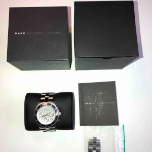  - Stilren Marc By Marc Jacobs klocka i silver. Den är använd ytterst lite så i princip som ny. Batteri behöver bytas. 