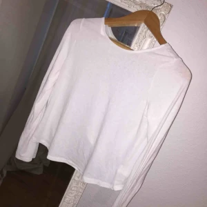  - Vit tröja med V-skurning i ryggen, ganska transparent. Säljer pga inte kommer till användning. Betalning genom swish. Kan mötas upp i Malmö/ Lund