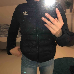  - En jättefin svart adidas vinterjacka med luva (ej dun) som säljes väldigt fint skick. Knappt använd pågrund av fel storlek. Storlek XS. Frakt ingår ej i priset! 