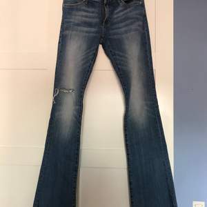 Bootcut jeans från crocker med slitning ovanför ena knät och rå sömn. Stl 27/35. Kan skickas (köparen står för frakt)