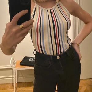 Topp köpt på second hand - As cool och unik topp köpt på Humana men är av märket decathlon. Storleken är 38 men jag är en S och tycker den sitter bra.