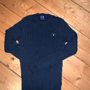 Gant tröja - Supersnygg Gant tröja i marinblå! Använts cirka 1-4 gånger och är i superbra skick! Cable Crew i stretch material 