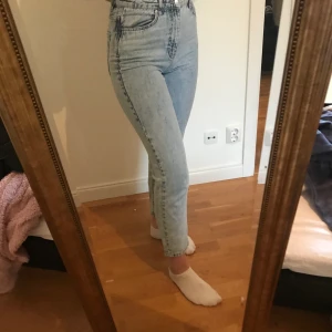 Mom jeans  - Ljusblå mom jeans från Gina tricot, strl 36/s . nypris 500kr säljes för 150kr + frakt eller buda. Är 172 dom är något korta✨