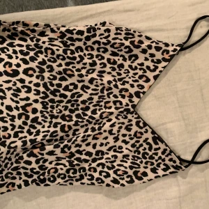 Linne - Leopard linne från bikbok storlek S. Aldrig använt. +frakt