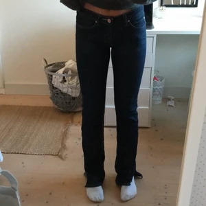 Acne jeans med slits - Säljer mina skitsnygga acne jeans med slits då jag tycker att dem har blivit lite små. Strl 27/32 men de passat som xs och är ganska låga i midjan. Nypris ca 2000kr, pris kan diskuteras!