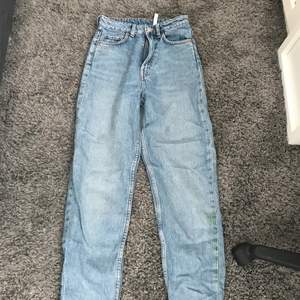 Säljer ett par ljusblåa weekdays jeans i modellen Lash. Byxorna har en gräsfläck på bilden som ni kan se men den går att ta bort. Storlek är 24/28.