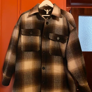 Rutig flanelljacka  - Skjortjacka från hm. Använd men i fint skick! 