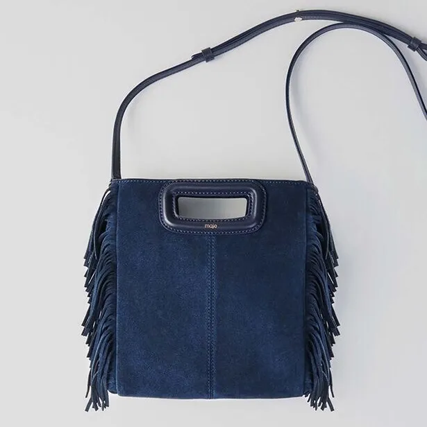 En sjukt fin mörkblå maje väska i mocka!! Sparsamt använd så i bra slick💓💓 . Accessoarer.