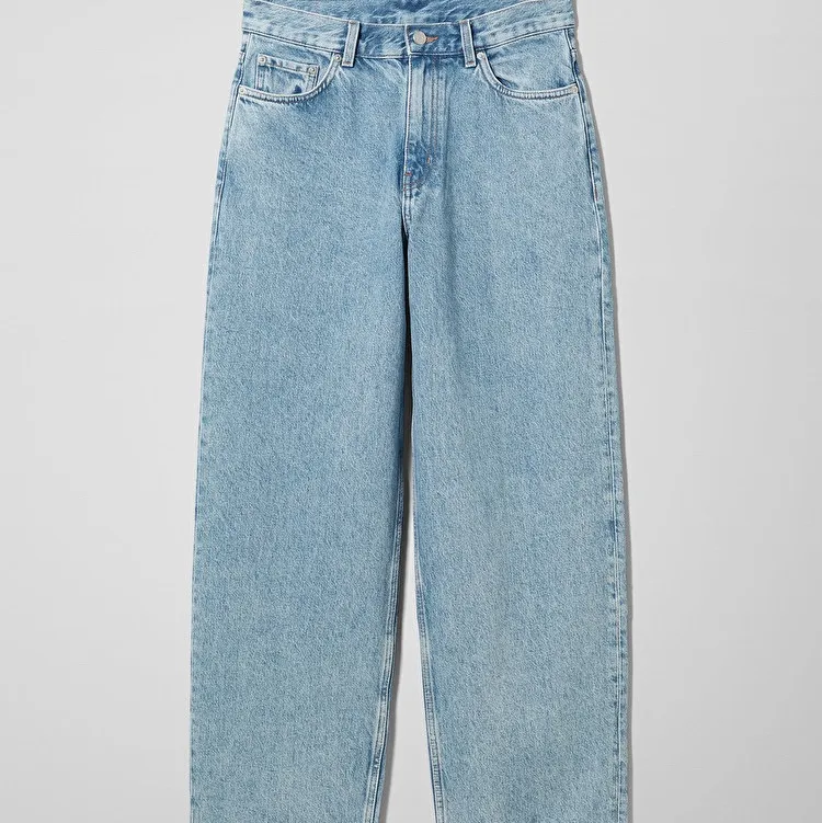 Säljer dessa jeansen från Weekday i modellen Rail! Väldigt fint skick och passar till allt. Säljer pga av att de tyvärr inte kommer till användning. Köparen står för frakten 💓. Jeans & Byxor.