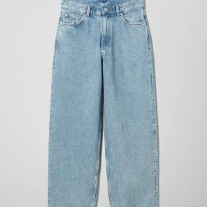 Weekday jeans rail  - Säljer dessa jeansen från Weekday i modellen Rail! Väldigt fint skick och passar till allt. Säljer pga av att de tyvärr inte kommer till användning. Köparen står för frakten 💓