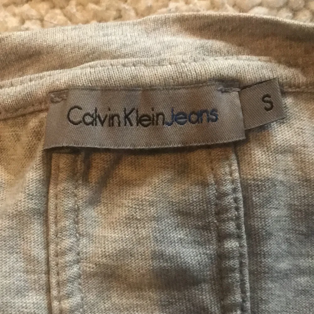 T-shirt från Calvin Klein Jeans i storlek small. Endast använd 1 ggn pga fel storlek!                               Kan skickas (köparen står för frakt) . T-shirts.