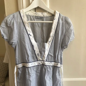Ljusblå topp - Väldigt skön och gullig blus med band i midjan. Använder ej då den är för stor för mig  