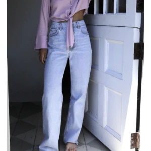 Zara jeans - Säljer mina snygga Zara jeans köpt på plik. Lånade bilder. Säljer eftersom jag råka köpa fel storlek. De är avklippta för att passa på mig som är lite kortare än 165