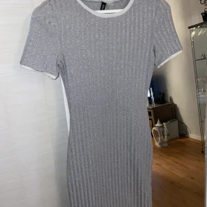 Klänning - Klänning som aldrig används längre. Fint skick! Om fler är intresserade blir det budgivning.