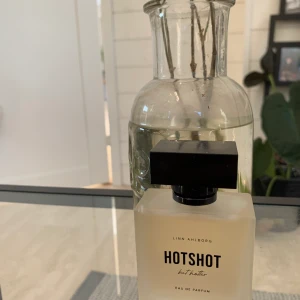 Hotshot but hotter - Linn Ahlborgs parfym. Bara testas 2. Luktar jätte gott, Inte riktigt min smak på oarfym dock