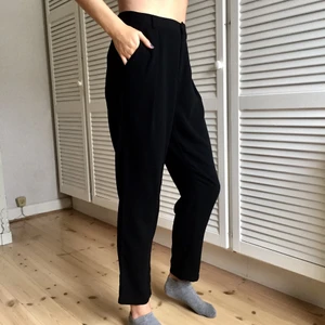 Svarta kostymbyxor  - Klassiska kostymbyxor från Gina Tricot. Bekväma och väldigt bra passform. 100 % polyester och storlek 36. Skriv till mig om du är intresserad eller om du har några frågor👖Fraktkostnad tillkommer! 