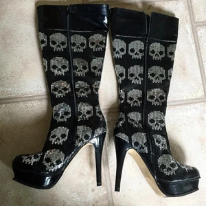Iron Fist högklackade stövlar - Paljetter med dödskallemotiv storlek 37