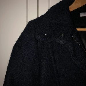 Marinblå kappa från H&M - Säljer min marinblå vinterkappa från H&M. Använt 1 gång men kappan har tyvärr blivit lite för liten nu. Den är lite insydd i midjan och går ungefär ovanför knäna på mig som är runt 170 cm. Priset går att diskutera vid intresse:))