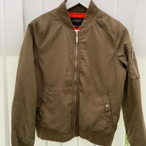 Grön bomberjacka - Köpt på Chelsea i Göteborg, är i väldigt bra skick!