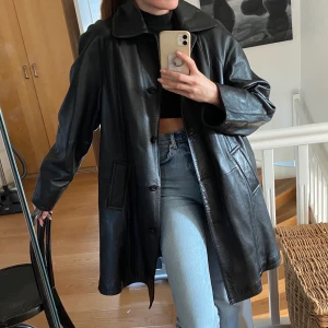 Svart oversized skinnkappa - Pga oseriösa köpare lägger jag ut denna igen... Köpt secondhand, använd en gång, äkta skinn, supermjuk men lite foder i så funkar längre in på hösten. Strl 40 men snyggt oversized på mig som har S. 350kr eller bud!
