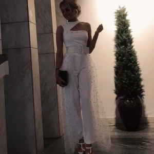 Set- NELLY - säljer nu detta set som jag hade på balen! 🤍 byxor (200kr) topp (150kr)