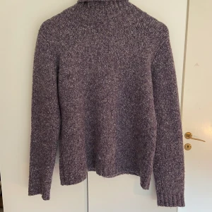 Polotröja  - Världens finaste lika polo tröja. Tröjan har lite stänk av andra färger (bild 2). Hur snygg och mysig som helst. Köparen står för frakt, tveka inte på att höra av er om ni vill se för bilder eller har frågor! 💖