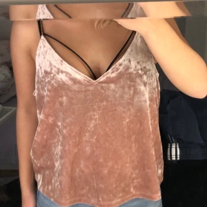 Storlek  L  - En rosa Tröja i crushed velvet, man både klä up den och klä ner den, passar många olika kropps typer, den är i storlek L men är även fin som oversized