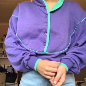 Collage tröja - Snygg lila och grön collagetröja med knappar💜💚200kr:) Storlek 38/40, jag har S i vanliga fall och den sitter snyggt som oversized på mig (se bild 1 & 3)