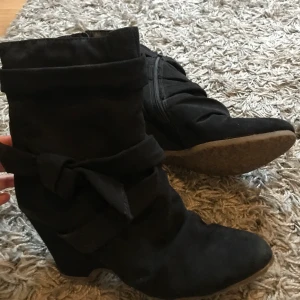 Svarta skor med tjock klack - Svarta skor ifrån Graceland i strl 39. Har ej varit använda på ett tag men är i bra skick. 90kr + frakt😊