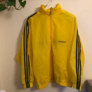 Vintage adidas windbreaker - Vintage adidas windbreaker jacka i storlek L, har även en luva i kragen som man kan ta ut ⚡️ 
