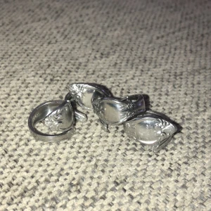 Ringar - Jag gör handgjorda ringar av skaftet på skedar. Dom är justeringsbara, det är bara att ta en tång och göra den mindre eller större. 50kr/st och gratis frakt!