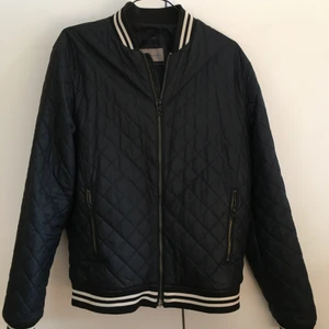 Calvin Klein bomberjacka  - Säljer min pojkväns jacka som är sparsamt använd, har knappt använts för att den är för liten för honom. Ord pris 1596:-