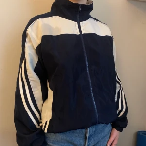 Jacka - Snygg tunn jacka med skönt material, vet inte märket köpt på second hand! Skulle säga att den passar en S-M beror helt på hur man vill att den ska sitta! 