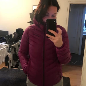 Peak performance dunjacka  - Peak performance dunjacka lila storlek S. Knappt använd.