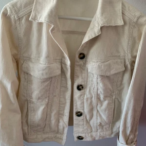 MANCHESTER JACKA - Jacka i färgen beige-vit köpt för 350kr. Bra kvalitet och skön, strl 34