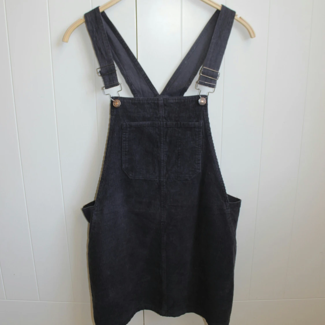 Svart-grå hängselklänning från Brandy Melville