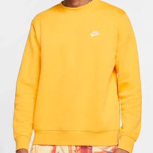 Nike Club sweatshirt  - Helt ny och oanvänd med prislapp! Köpte i fel storlek så tycker inte den sitter bra på mig och kunde inte lämna tillbaka den för de var försent. Köptes för 429kr, kan gå ner i pris vid snabbaffär. Köparen står för frakt.