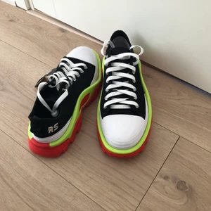 Adidas X Raf Simons  - Köpta på utförsäljning av Salvage i Kalmar. Storlek 41 1/3 men passar även 42-43. Har tyvärr ingen låda eftersom de är köpta direkt ur affärens utförsäljning. Helt nya. Original pris 4000 kr 