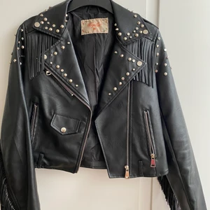 Skinnjacka  - Säljer min jacka från Chiquelle i storlek 36. Köpte den för cirka 2 år sedan men den är knappt använd. Inga slitningar eller sånt. Frakt kommer tillkomma!! KÖPT ÄR KÖPT, INGEN ÅNGERRÄTT!!!