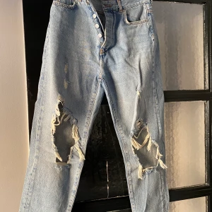 Jeans  - Jeans i en ljusblå nyans frå Bikbok, endast använda en gång. 