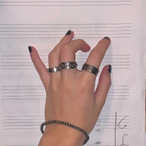 tre ringar - SÅLDA! säljer dessa fräna ringar! tar mått vid frågan<3 50kr st eller 120kr för alla!