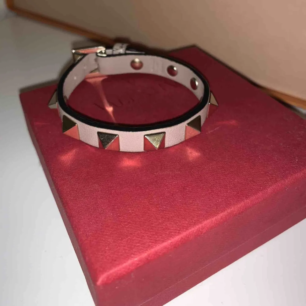 Superfint Valentino armband, i en rosa beige färg! Varsamt använt. Köparen står för frakt! 💕. Accessoarer.