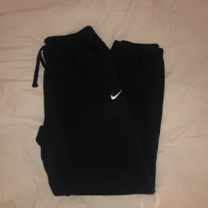Mjukisbyxor nike strl M herr - ❗️Högsta bud 300 + frakt❗️Säljer dessa ursnygga mjukisarna ifrån nike i strl M herr, oversized på mig som har strl 36 i byxor och är 171 cm lång, spårbar frakt 63kr🥰