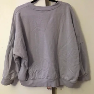 Mysig tröja  - Stor och mysig tröja från monki. Använd en eller två gånger. Frakt tillkommer. 