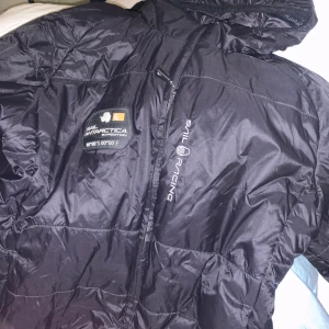 Sail raising regn/vind jacka st S - säljer denna fina jackan , knappt använd och är i väldigt bra skick, storlek S men passar även dom i Xs