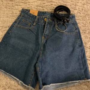 Shorts  - Jeansshorts + bälte helt nya! Fler bilder kan skickas vid önskning!