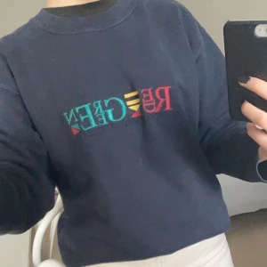 RedGreen sweatshirt - Säljer nu min mörkblå sweatshirt från RedGreen köpt second hand på Plick, då den tyvärr inte kommer till användning längre :/ Vid flera intresserade sker budgivning, och köparen står för frakten eller så kommer vi överens om något 🥰 priset kan eventuellt också diskuteras